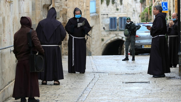 Nur vier statt sonst Tausender Pilger auf der Kreuzwegprozession in Jerusalem (Bild: AFP)