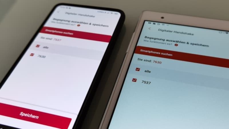 Die Möglichkeit des manuellen „Handshake“ besteht auch in der neuesten Version der App. Dafür legt man zwei Geräte mit „Stopp Corona“-App nebeneinander und bestätigt die Anwesenheit des jeweils anderen. (Bild: Dominik Erlinger)