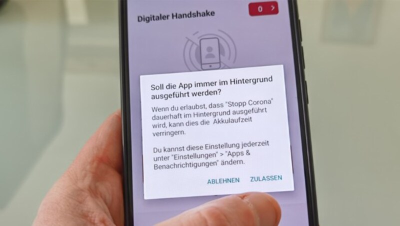 Damit Kontakte automatisch erfasst werden, muss die App im Hintergrund laufen. Dafür braucht es unter Android eine Erlaubnis. (Bild: Dominik Erlinger)