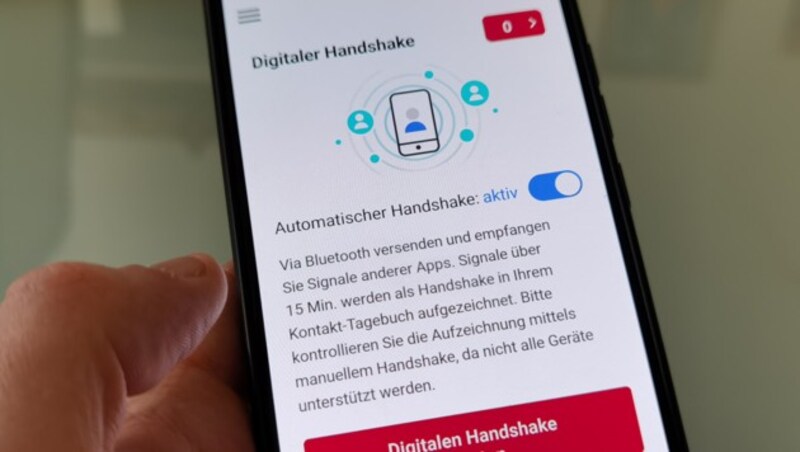 Der „automatische Handshake“ ist aktiv, das Smartphone sucht also - solange die App im Hintergrund läuft - automatisch nach Kontakten. (Bild: Dominik Erlinger)