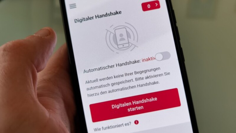 Über den Regler kann der „automatische Handshake“ aktiviert werden, damit Kontakte nicht manuell eingetragen werden müssen. (Bild: Dominik Erlinger)