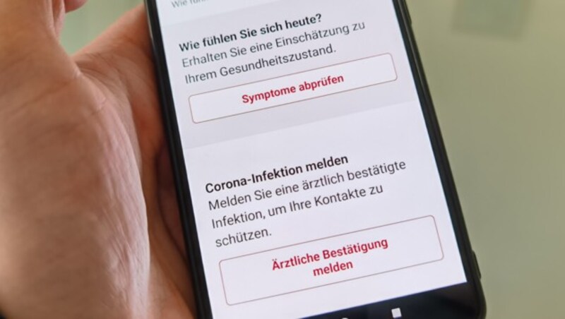 Auf der App-Startseite gibt es einen Symptom-Checker und die Möglichkeit, eine ärztlich bestätigte Covid-19-Meldung abzusetzen. (Bild: Dominik Erlinger)