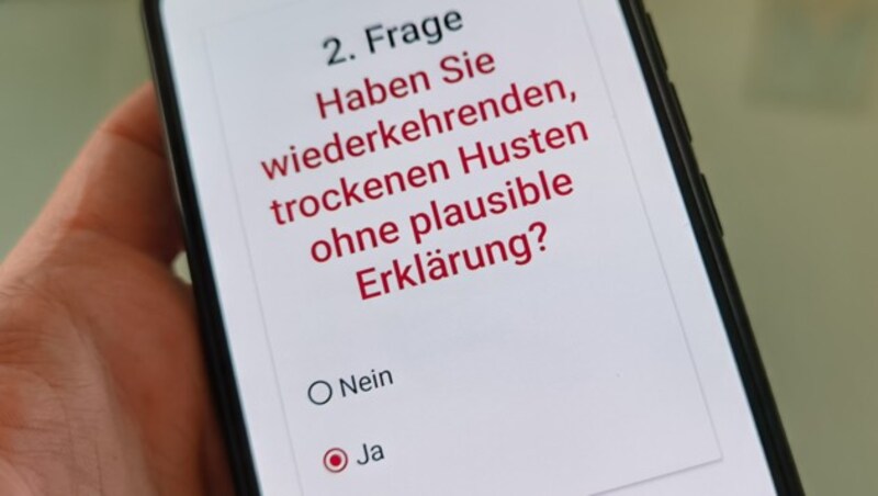 Der Symptom-Checker fragt typische Covid-19-Symptome wie trockenen Husten ab. (Bild: Dominik Erlinger)