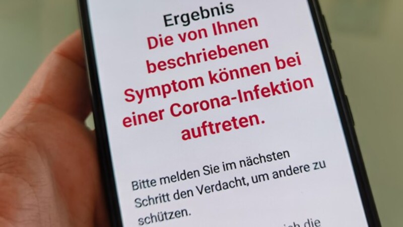 Wer Symptome verspürt, landet am Ende des Symptom-Checks auf einer Melde-Seite. Hier geht es um eine Warnung für die Kontakte. (Bild: Dominik Erlinger)