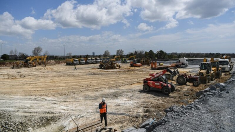 Auf dem Gelände des ehemaligen Flughafens Istanbul errichten Bauarbeiter zwei Covid-19-Kliniken mit jeweils 1000 Betten. Die Initiative geht auf den direkten Wunsch von Staatspräsident Erdogan zurück. (Bild: AFP)