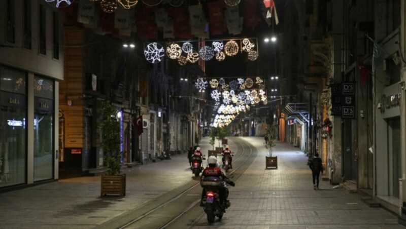 Die türkische Polizei patrouilliert in den leeren Straßen der Millionenmetropole Istanbul, die besonders stark von der Coronavirus-Pandemie betroffen ist. (Bild: AP)