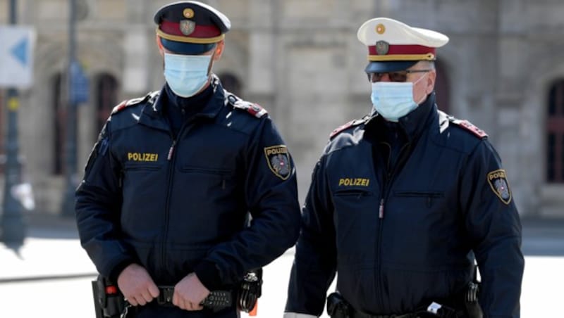 Polizisten mit Mund- und Nasenschutz auf Streife in der Wiener Innenstadt (Bild: APA/ROLAND SCHLAGER)