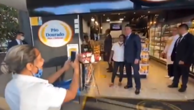 In einer Bäckerei in Brasilia posierte Bolsonaro trotz strikten Corona-Maßnahmen ganz locker- ohne Distanz und Schutzmaske - mit Mitarbeitern für Fotos. (Bild: Twitter.com)