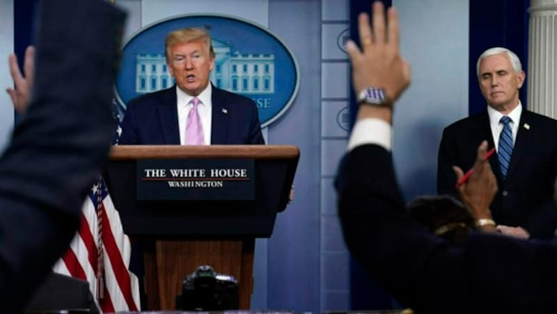 Donald Trump bei seiner täglichen Pressekonferenz im Weißen Haus (Bild: AP)