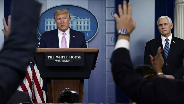 Donald Trump bei seiner täglichen Pressekonferenz im Weißen Haus (Bild: AP)