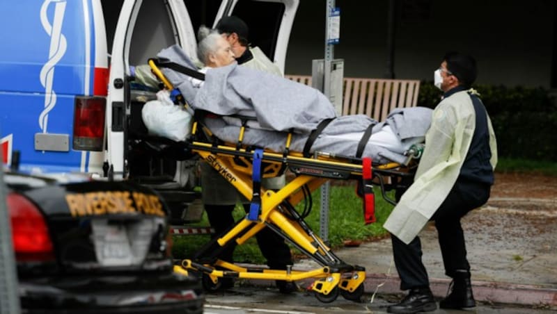 Eine betagte Frau wird in Kalifornien bei der Evakuierung eines Pflegeheims in einen Krankenwagen geschoben. (Bild: AP)