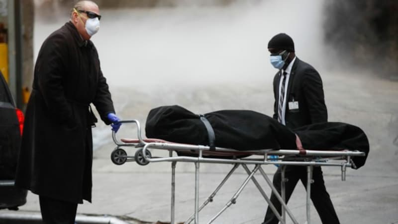 Bestatter transportieren in New York eine Leiche ab. (Bild: AP)
