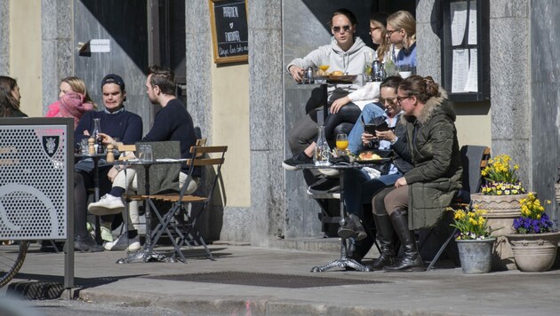 Die Schweden dürfen weiterhin in Restaurants und Cafés gehen. (Bild: APA/AFP/TT News Agency/Anders WIKLUND)