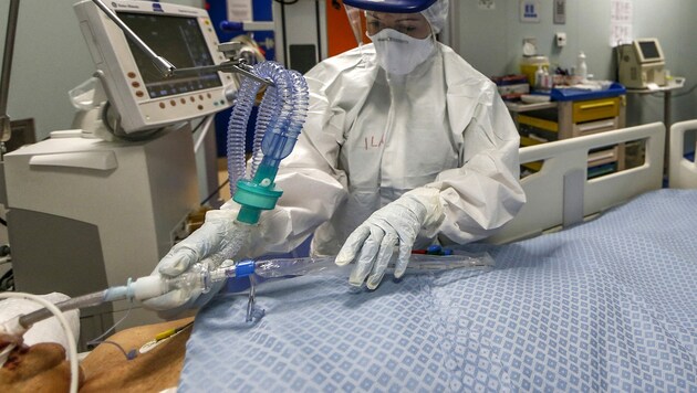 Intensivstation in einem Spital in der Nähe von Rom (Archivbild) (Bild: AP)