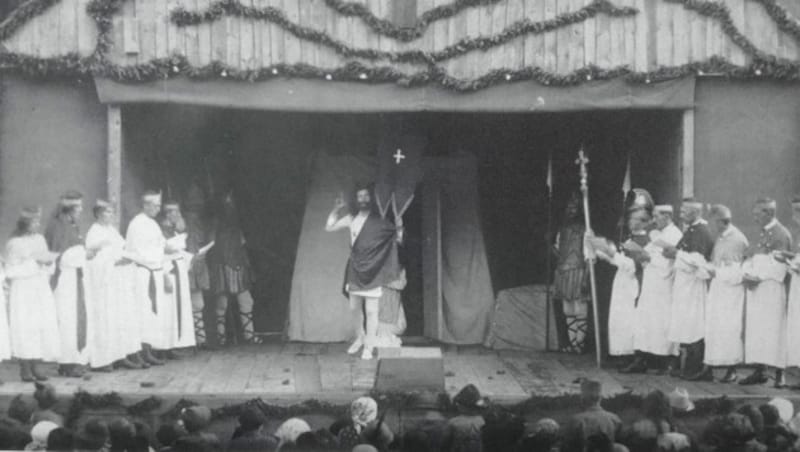 Die Auferstehung beim Christi Leiden-Spiel in Metnitz 1928. Das Passionsspiel beeinflusste die Fastentuchbilder. (Bild: volksschauspiele V studien von k)