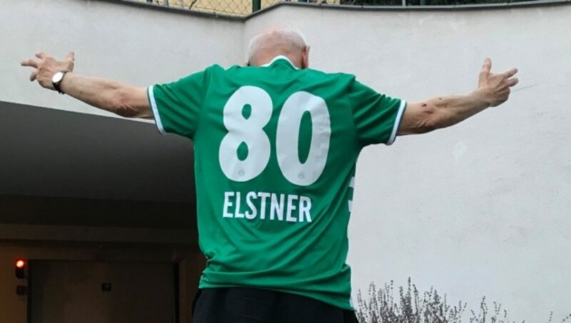 Zum 80er vor einem Jahr gab es vom SK Rapid noch ein ganz spezielles Dress für Peter Elstner. (Bild: zVg)