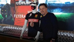 Für die Admira-Fans ließ Bügler eine eigene Masken-Kollektion anfertigen. (Bild: Hannes Steiner)