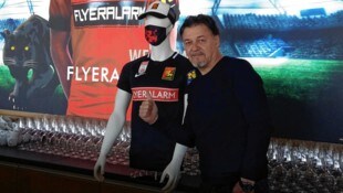 Für die Admira-Fans ließ Bügler eine eigene Masken-Kollektion anfertigen.