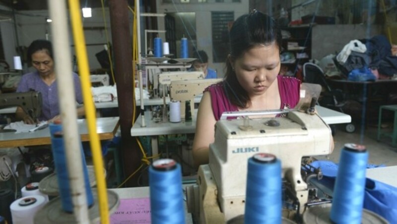 Asiatische Näher müssen oft zu Billiglöhnen unter schwierigen Bedingung arbeiten (Bild: AFP)