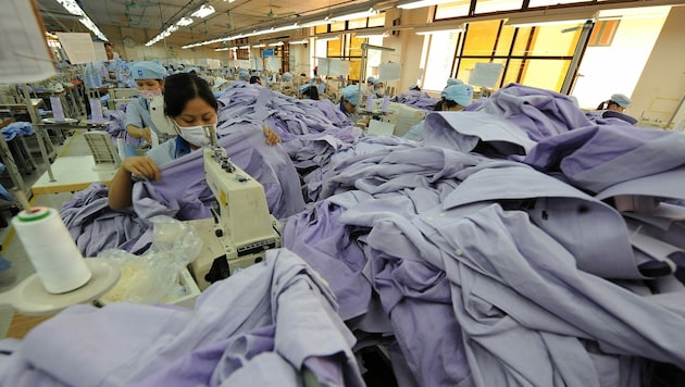 Viel Arbeit, wenig Geld - die Coronavirus-Krise macht Arbeitern in der Textilindustrie schwer zu schaffen. (Bild: AFP)