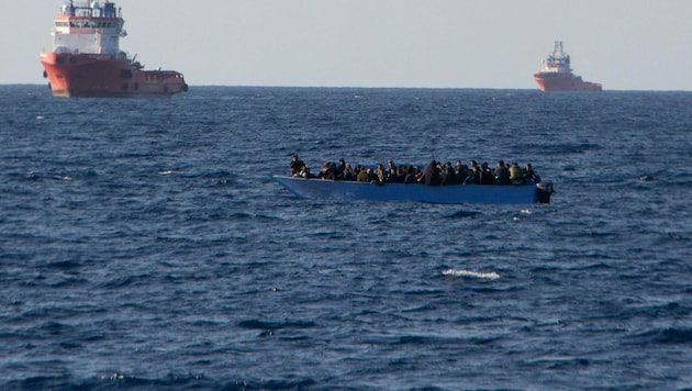 NGO-Schiffe von Sea Watch versuchen, ein Migrantenboot im Mittelmeer zu retten (Archivild) (Bild: AFP)