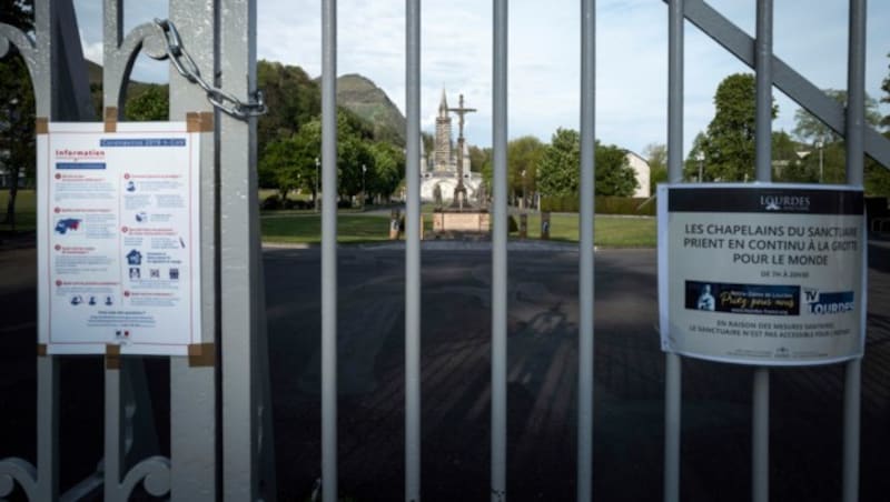 Die verschlossenen Haupttore der Wallfahrtskirche „Unserer Lieben Frau von Lourdes“ in Südwest-Frankreich. (Bild: AFP)