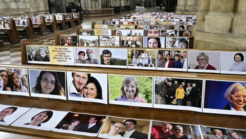 Bilder und Sprüche von Gläubigen anlässlich des Oster-Gottesdienstes aus dem Wiener Stephansdom mit Kardinal Christoph Schönborn (Bild: APA/HANS PUNZ)