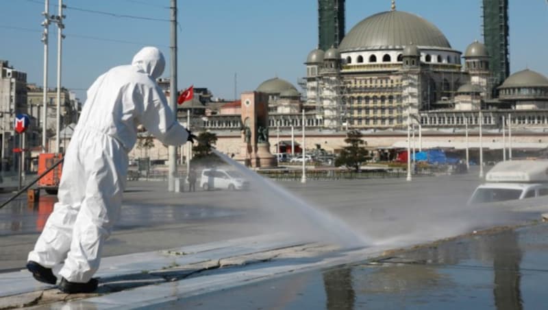 Der Taksim-Platz in Istanbul wird desinfiziert. (Bild: AP)