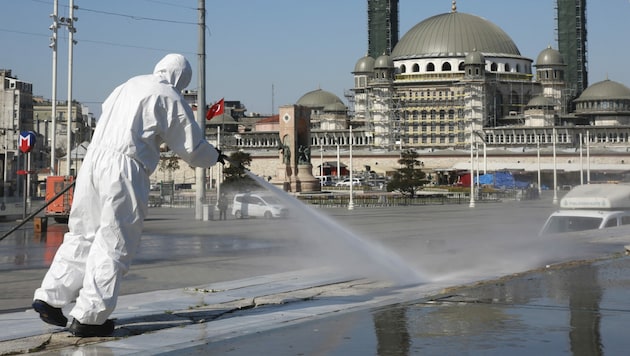 Der Taksim-Platz in Istanbul wird desinfiziert. (Bild: AP)