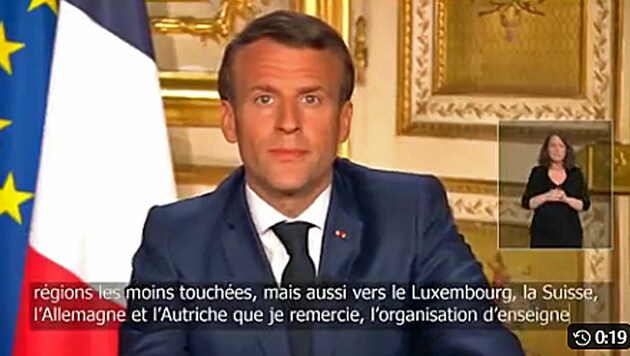 Frankreichs Präsident Emmanuel Macron in seiner Fernsehansprache am Ostermontag (Bild: Twitter.com/Emmanuel Macron)