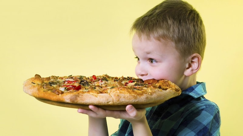 Even if parents have little time to cook, children should not only eat fast food such as pizza. (Bild: mikitiger/stock.adobe.com)