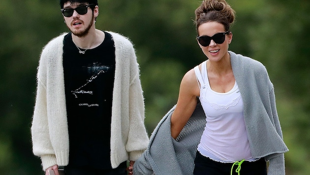 Kate Beckinsale beim Spaziergang mit ihrem 22-jährigen Freund Goody Grace (Bild: www.PPS.at)