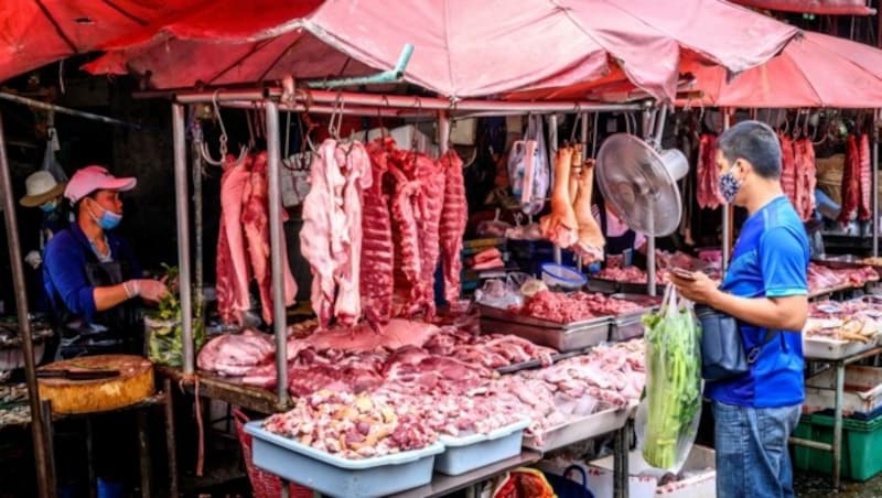 Trotz Pandemie kaufen Thailänder noch gerne Fleisch und Fisch, das offen und ungekühlt am Markt präsentiert wird. (Bild: AFP)