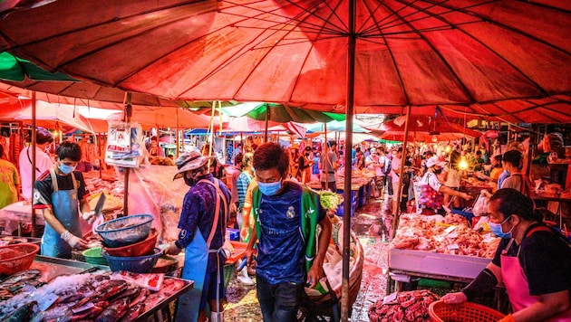 Auch inmitten der Pandemie sind Märkte in Asien, die auch teils lebende Wildtiere verkaufen, noch immer gut besucht. (Bild: AFP)