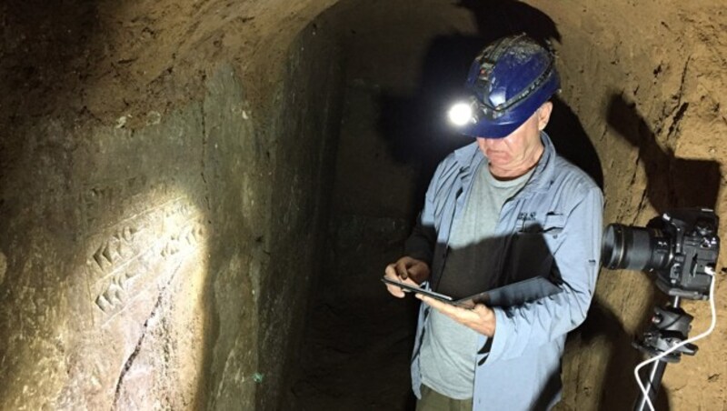 Peter Miglus beim Fotografieren beschrifteter Wandplatten im Raubtunnel (Bild: Ali A-Magasees (Universität Heidelberg))