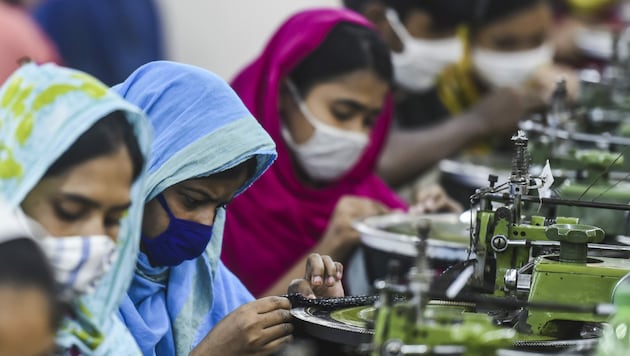 Bangladesch gilt nach China als der zweitgrößte Textilexporteur weltweit. Aufgrund der Corona-Pandemie stehen die Nähmaschinen jetzt still und die Näherinnen haben kein Einkommen mehr. (Bild: AFP)