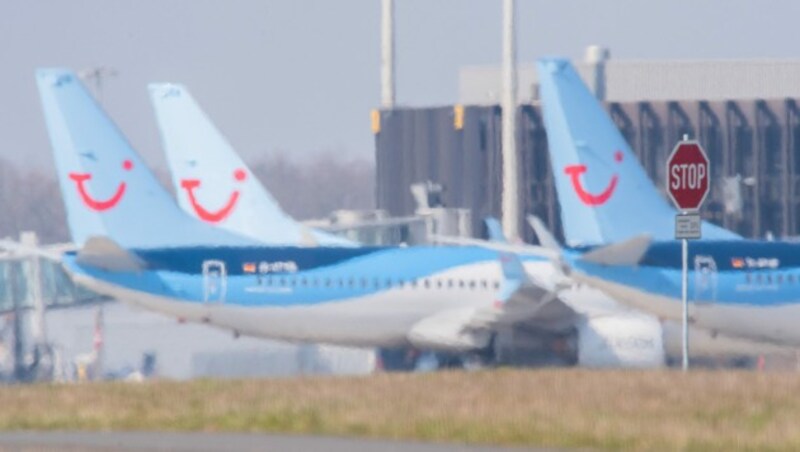 Die TUI-Flugzeuge bleiben nach wie vor am Boden. (Bild: APA/dpa/Julian Stratenschulte)