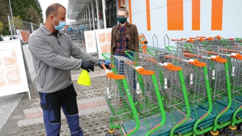 Einkaufswagen werden desinfiziert. (Bild: Rojsek-Wiedergut Uta)