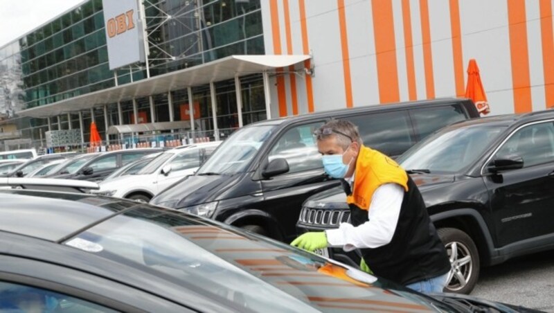 OBI-Chef Roland Blasi weist Autos ein. (Bild: Rojsek-Wiedergut Uta)