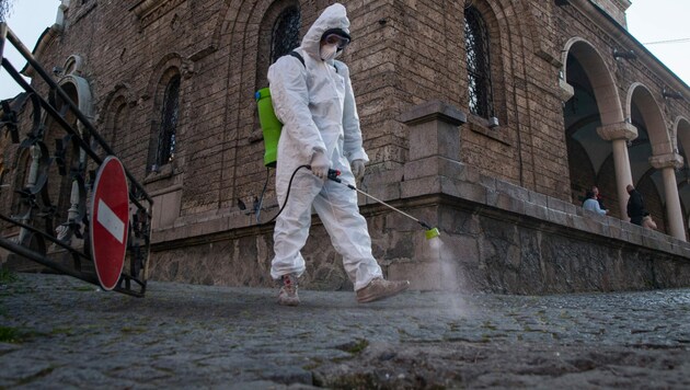 Desinfektionsmaßnahmen in der bulgarischen Hauptstadt Sofia (Bild: AFP)