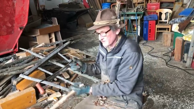 Volte Stubinger in seiner Werkstatt beim „Buggl in Bach“: Mit einem Raffmesser werden Holzgattern für die Weide gemacht. (Bild: Stubinger)