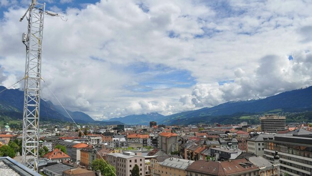 Das Innsbrucker Atmosphärenphysiklabor befindet sich auf dem Dach des Bruno-Sander-Hauses der Universität Innsbruck im Zentrum der Tiroler Landeshauptstadt. (Bild: Uni Innsbruck)