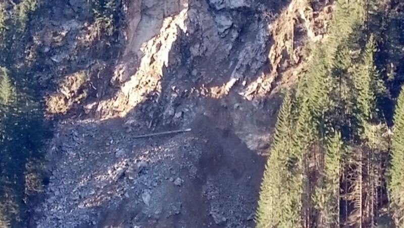 An der Abbruchstelle befindet sich noch labiles Felsgestein, welches erst abgeräumt werden muss. (Bild: Landesgeologie/Außerlechner)