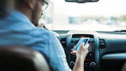 In Deutschland kann man den Führerschein neuerdings auch am Handy speichern - wenn die Technik mitspielt. (Bild: stock.adobe.com)