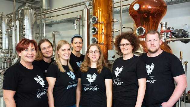 Die beiden Besitzer der Distillery Krauss Carmen und Werner Krauss (re.) mit ihrem Team. (Bild: Distillery Krauss)