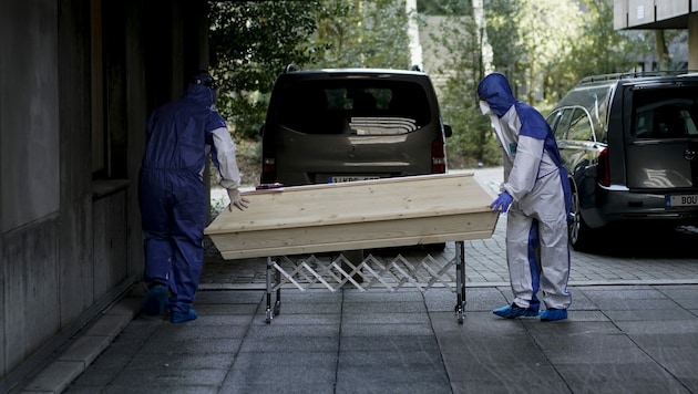 Mitarbeiter eines belgischen Bestattungsunternehmens holen eine Person ab, die im Großraum Brüssel an Covid-19 verstorben ist. Weltweit gab es am Mittwoch bereits mehr als 128.000 Todesfälle im Zusammenhang mit einer Corona-Infektion. (Bild: AFP)
