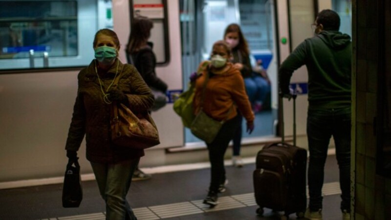 Diese Woche lockerte Spanien seine besonders strikten Corona-Maßnahmen und erlaubte einige nicht systemrelevante Wirtschaftsbereiche wieder hochzufahren, wie etwa die Bauindustrie oder auch Fabriken. (Bild: AP)