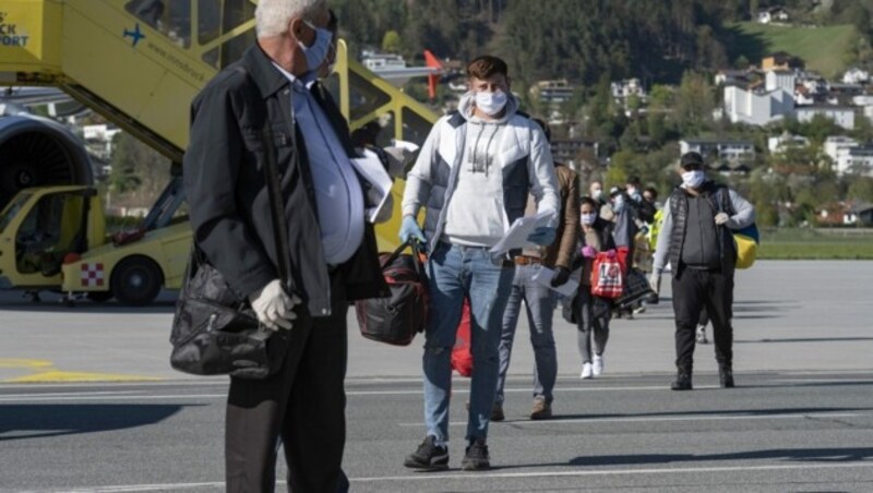 Der von Tiroler Gemüsebaubetrieben organisierte und bezahlte Laudamotion-Flug für langjährige Schlüsselarbeitskräfte aus Rumänien ist am Mittwoch, am späteren Nachmittag, in Innsbruck gelandet. (Bild: Land Tirol/Berger)