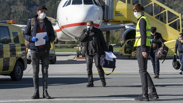 Mit dem gebotenen Abstand verließen die rumänischen Fachkräfte das Flugzeug. (Bild: Land Tirol/Berger)
