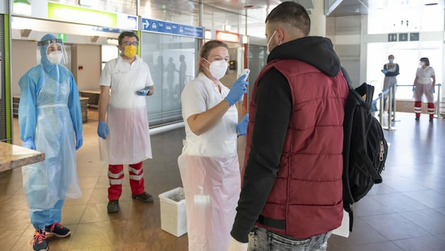 Bei der Ankunft am Innsbrucker Flughafen wurden alle Erntehelfer auf das Coronavirus getestet - bei einem fiel der Test positiv aus. (Bild: Land Tirol/Berger)
